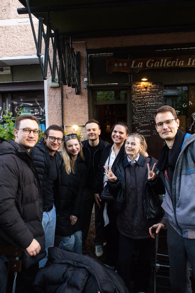 Das Team von SDRs of Germany, sieben Menschen vor heller Wand